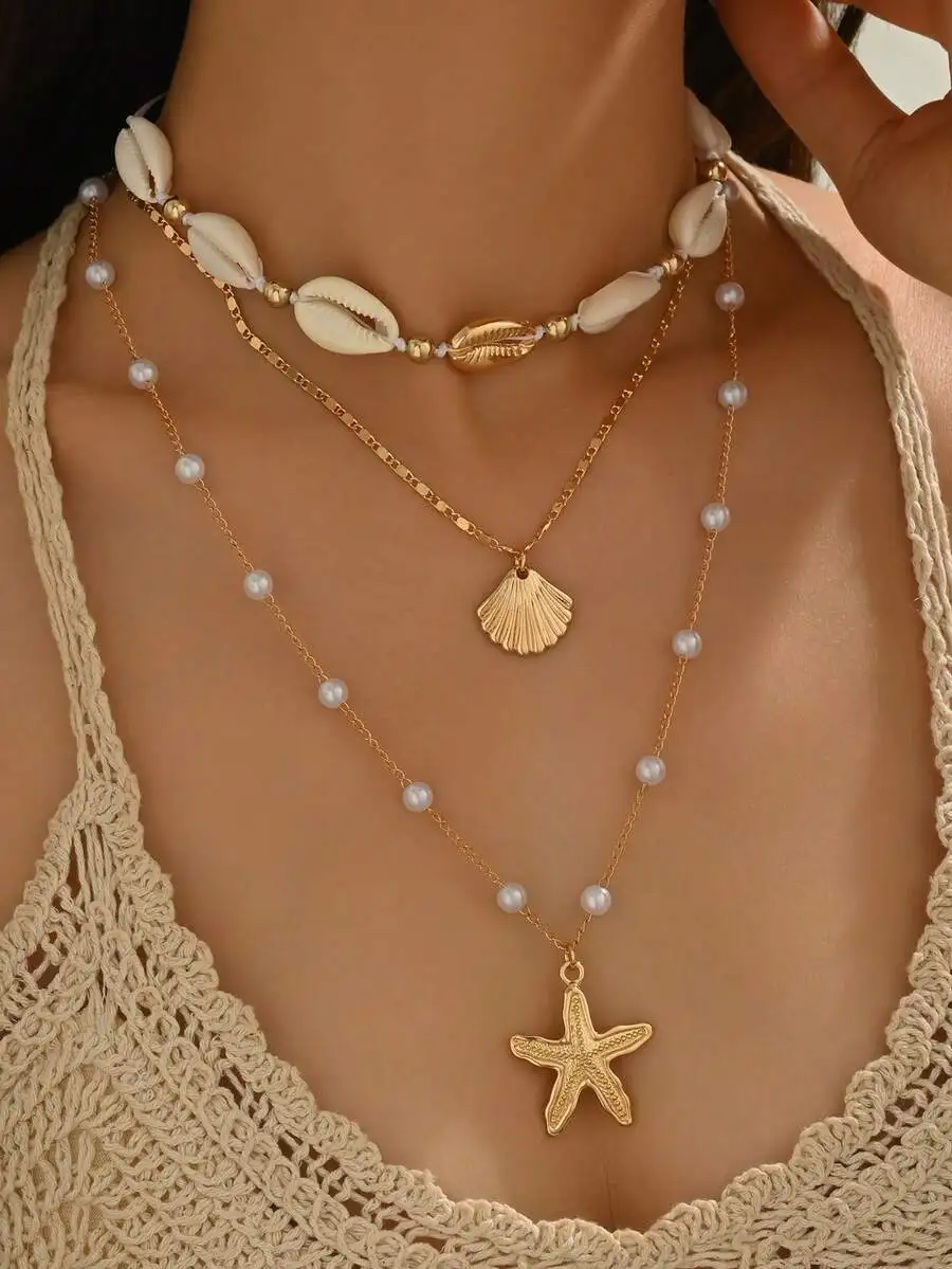 Conjunto de collar de 4 piezas estilo boho chic con dijes de estrella de mar dorada, concha y perla para ropa de playa de verano y estilo informal.