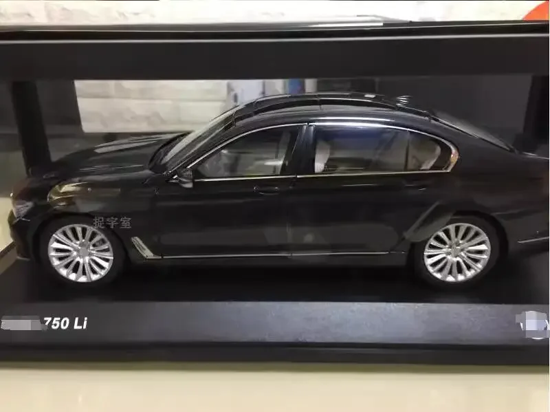 Modelo de coche de juguete fundido a presión para niños, regalos de exhibición de Hobby, adornos de colección, BMW serie 7, 750Li, G12, 1/18, 2017