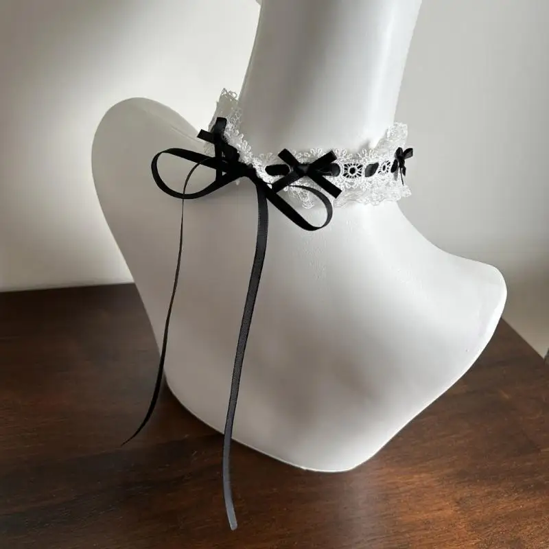 Y3ne Lace Bowknot Choker Lace Lace กับหัวใจวิงคีย์จี้สำหรับผู้หญิงฮัลโลวีนทุกวันและชุดรูปแบบคอสเพลย์