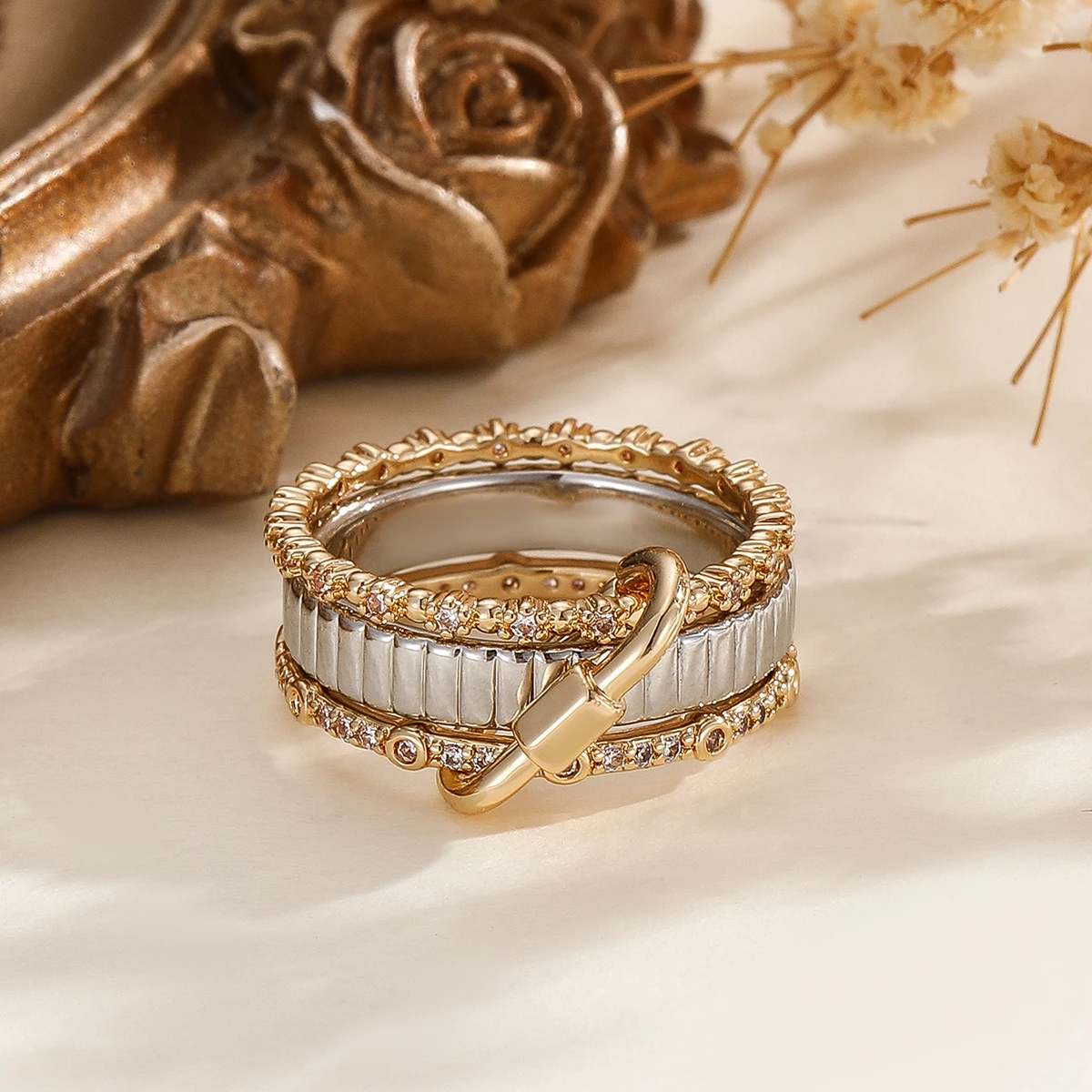 [Autumn and Winter Atmosphere] Light luxury niche design, multi-layer stacked rings, gold and silver contrasting color inlaid di