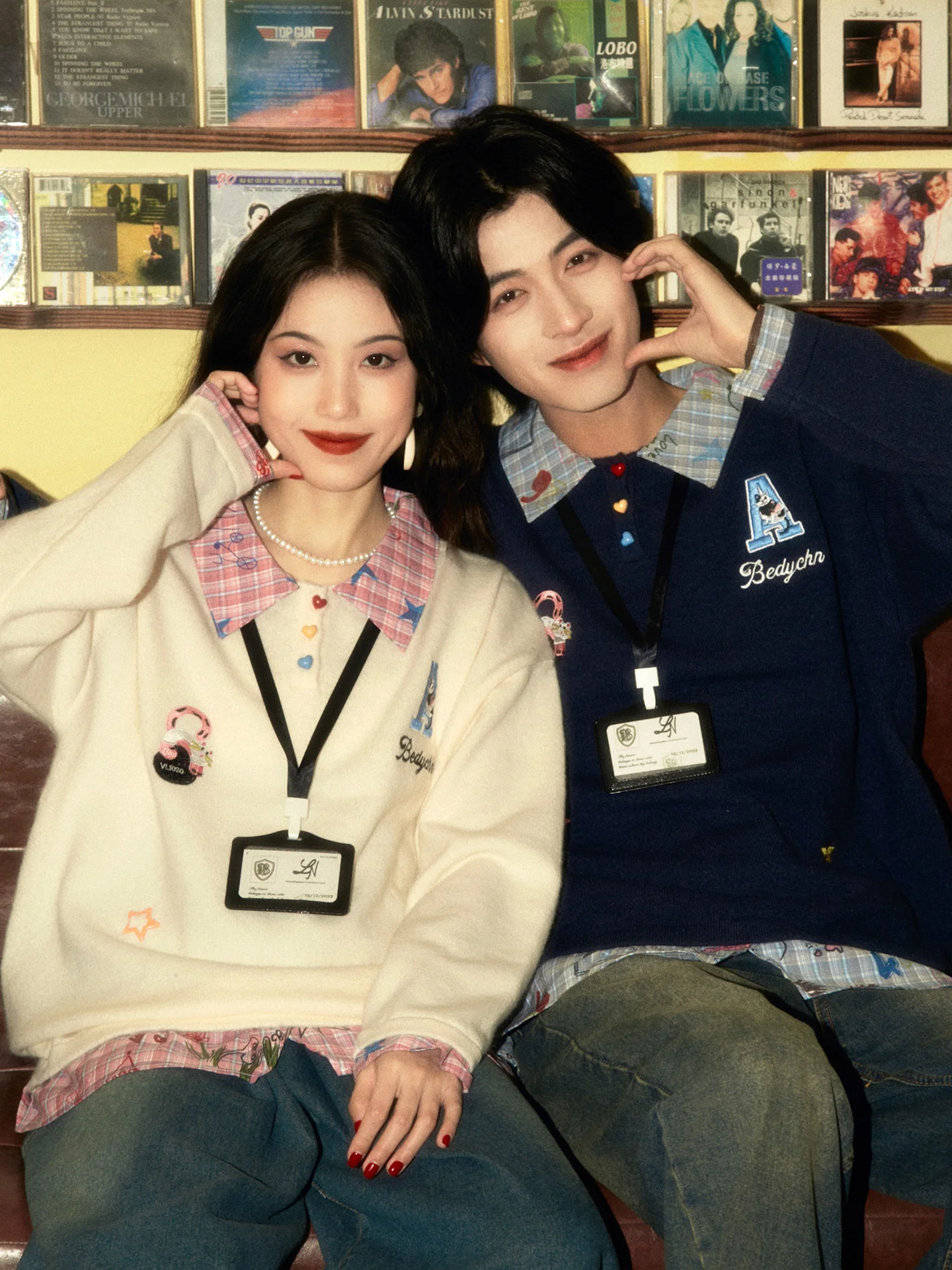 الرجعية نمط المرأة رسالة مطرزة علامة الصدر وهمية قطعتين المشمش سترة زوجين نمط فضفاض عادية الأزرق محبوك سترة