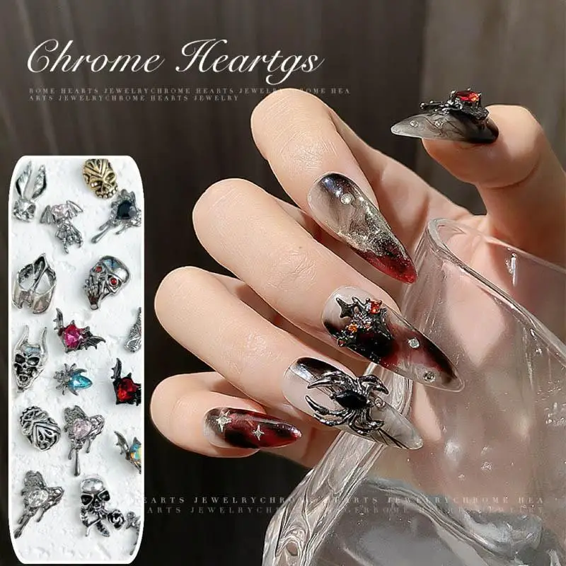 Neue dunkle Stil Legierung Nail Art Dekorationen bunte Herz Fledermaus erschreckende Schädel gemischte Nagel Charms für DIY coole Maniküre liefert