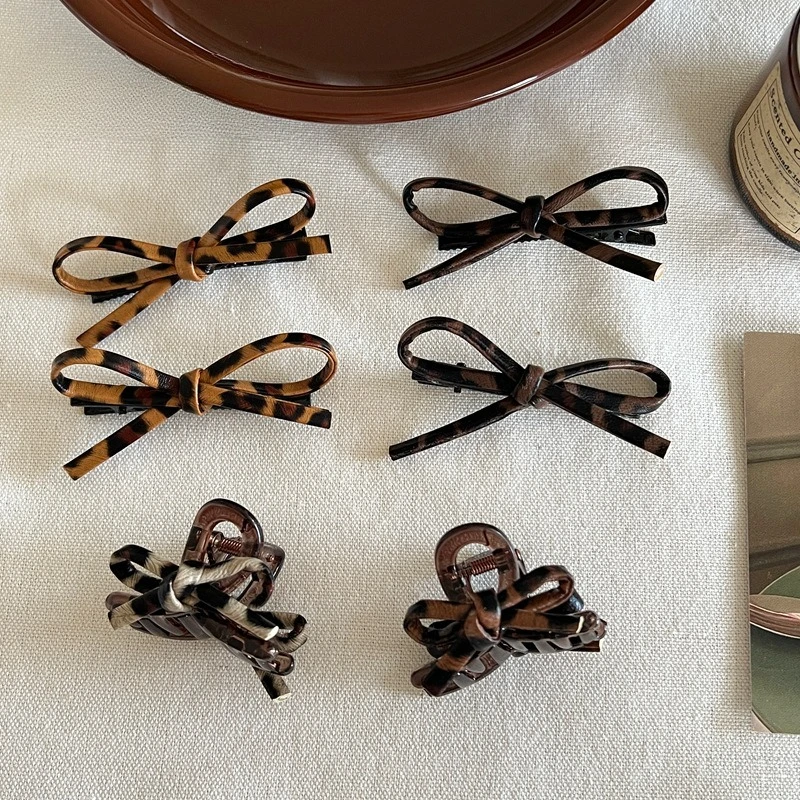 

Заколка-краб для волос из искусственной кожи с леопардовым принтом, маленькая, для женщин и девочек, универсальная, для челки, милая, для повседневной укладки, модный аксессуар