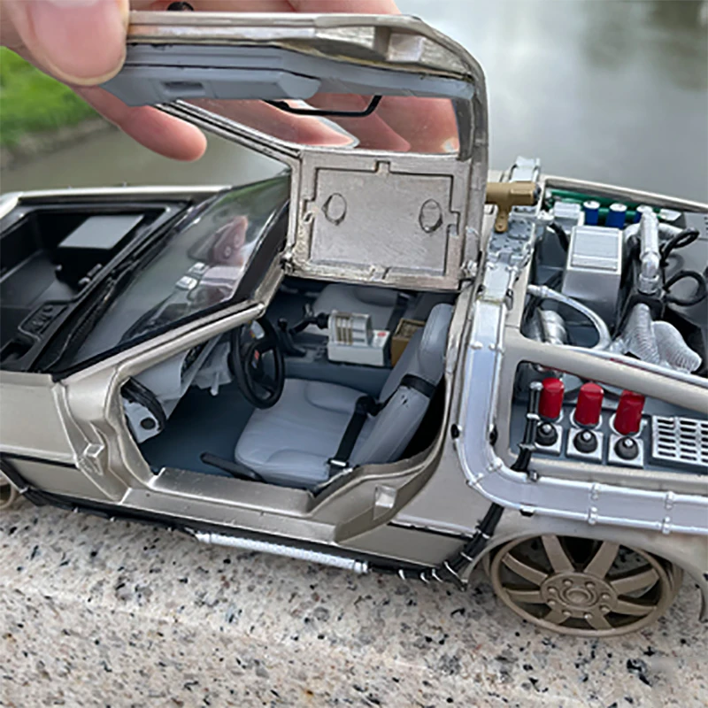 Back to the future car model movie version of the 1:18 DMC time machine flight version alloy simulation car model