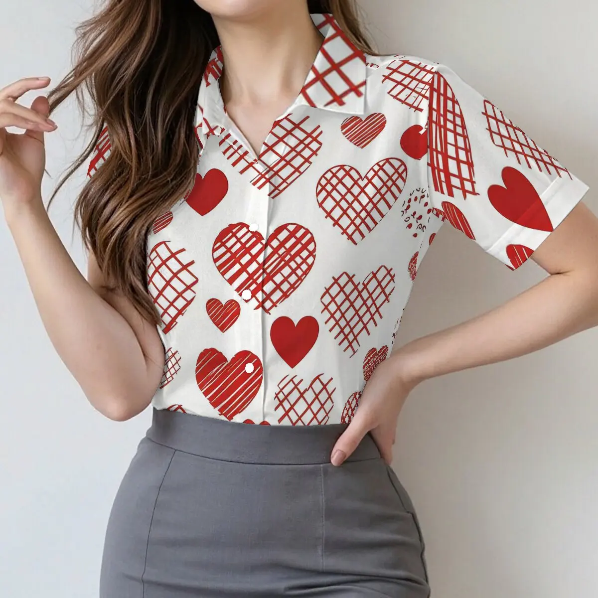 

Модная женская рубашка с коротким рукавом и элементами в виде сердечек, создающая романтическую атмосферу, милый наряд для повседневной носки и встреч.