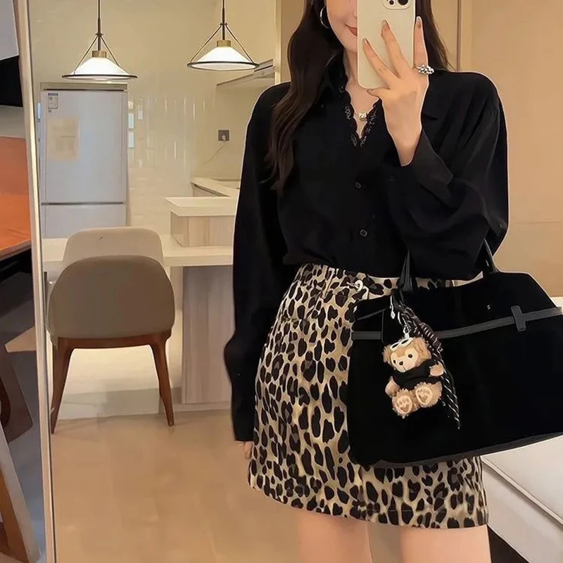 Blusa de encaje con cuello en V para mujer, camisa blanca holgada transparente con protección solar, Top fino de manga larga, elegante, minimalista, similar a la seda