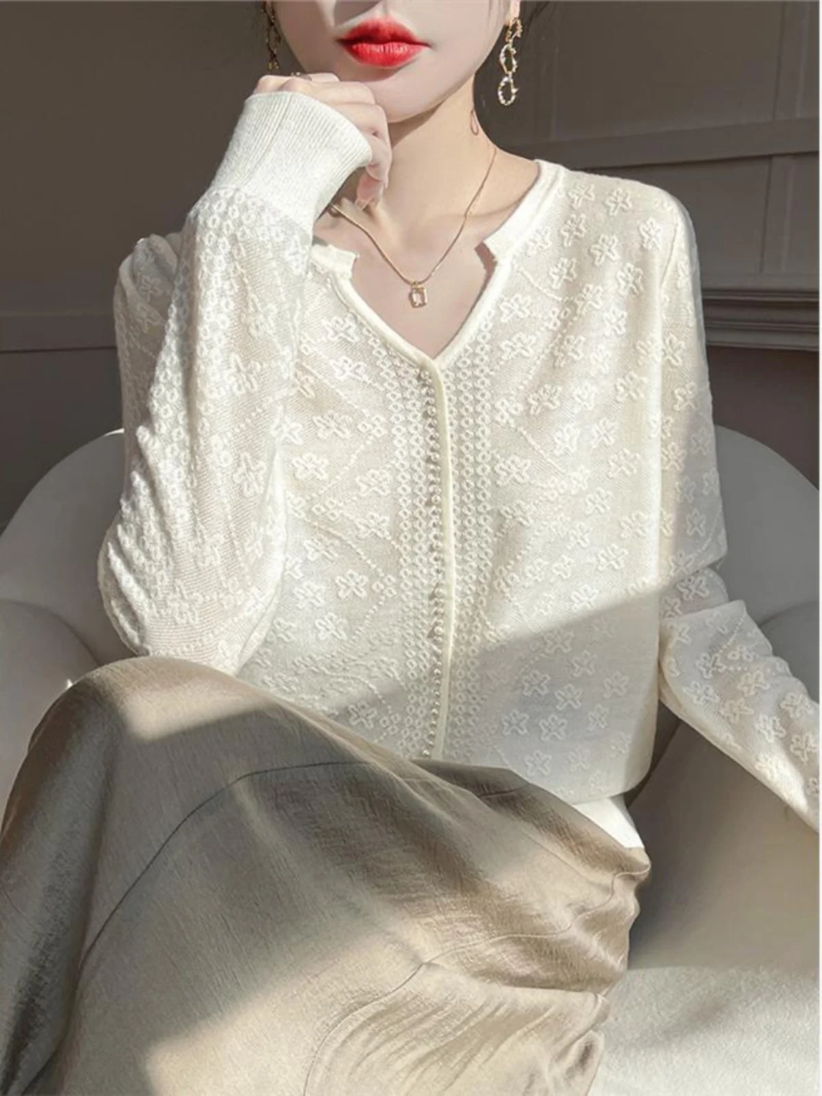 

Spring 2025 Thin Knitted Lace Spun Wool Base irt Loose Low Ne Top V-Ne Thin Knitted Loose Fit Long Sve Zipper Closure