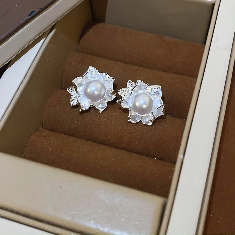 Cold, flower imitation pearl silver needle earrings French retro simple niche temperament high-end earrings women