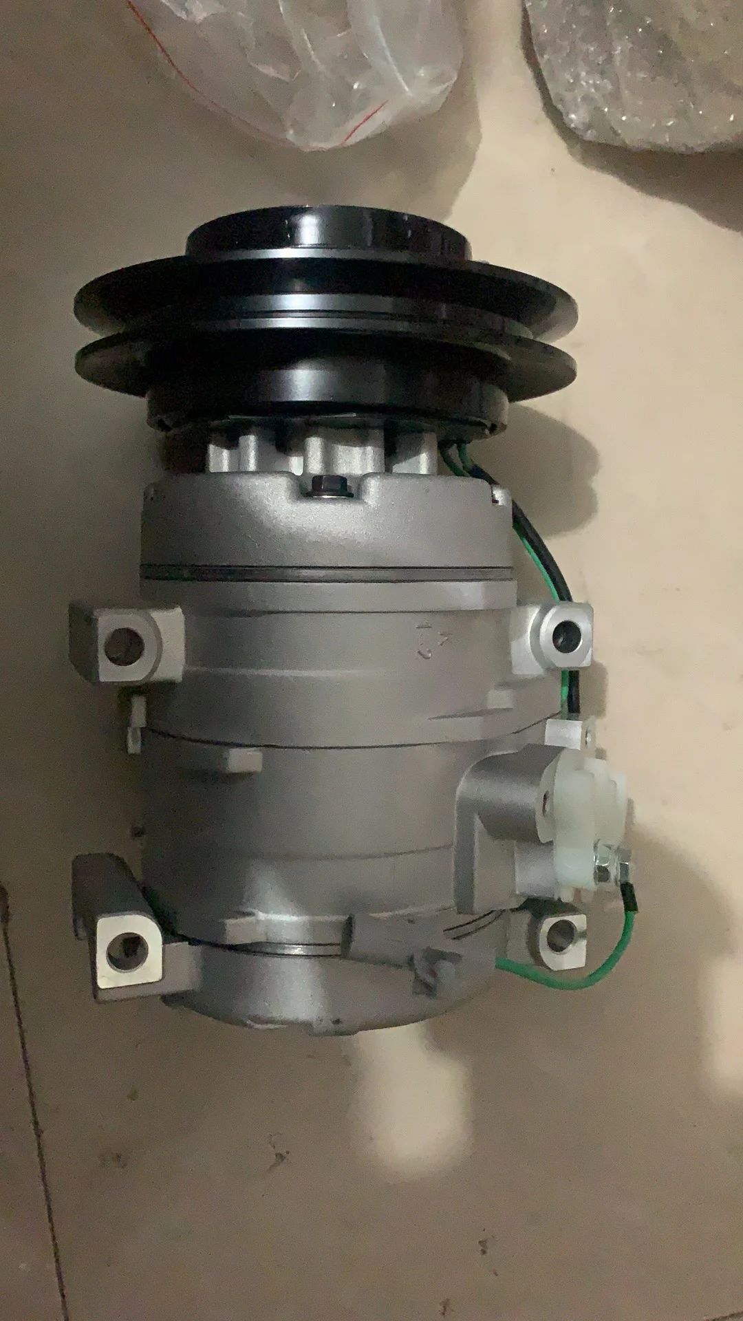 Longgong 225 Doosan San yi 60 75 excavator air conditioning compressor air conditioning pump assembly