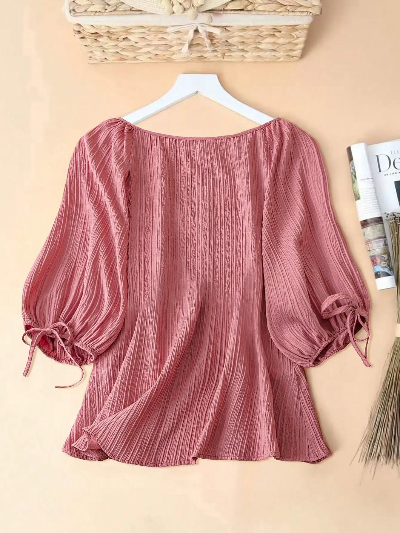 

Элегантная женская блузка с рукавами-фонариками, манжетами с бантом, пуговицами «кошачий глаз», из полосатой фактурной ткани, летняя