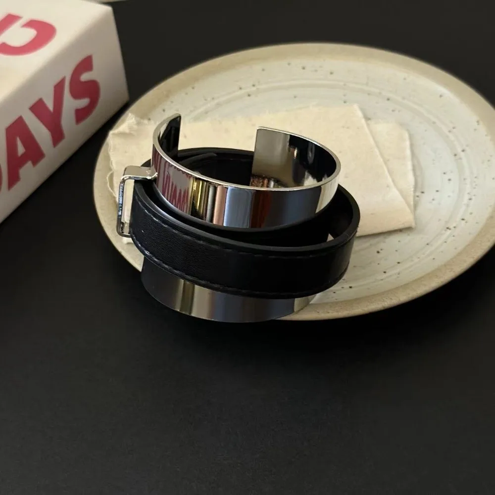 سوار معدني مبالغ فيه من الجلد بإبزيم حزام ذهبي فضي وسوار من الجلد ومجوهرات معصم هندسية للنساء مفتوحة