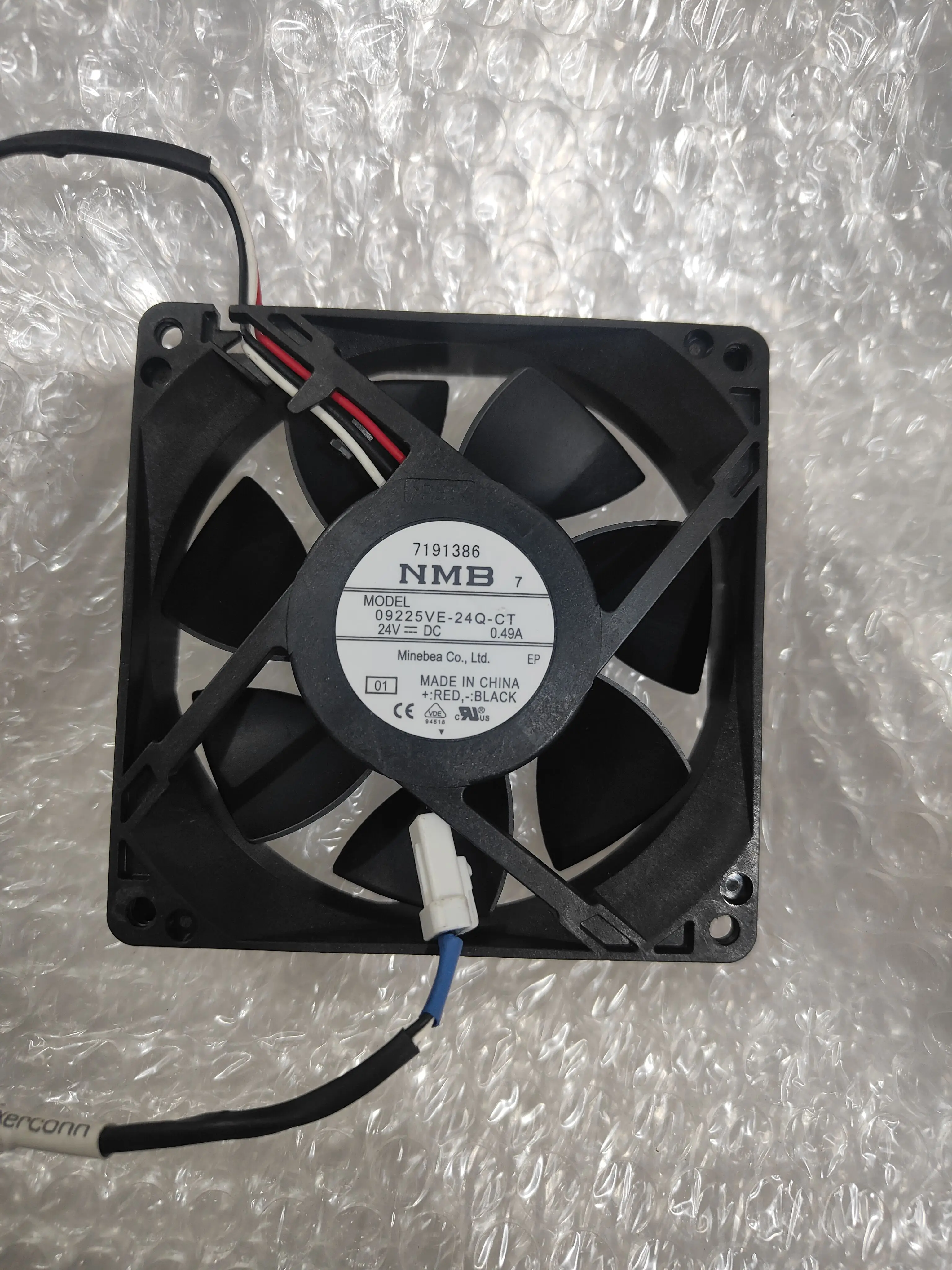 

NMB 09225VE-24Q-CT DC 24 В 0,49 А 90x90x25 мм 3-проводной охлаждающий вентилятор