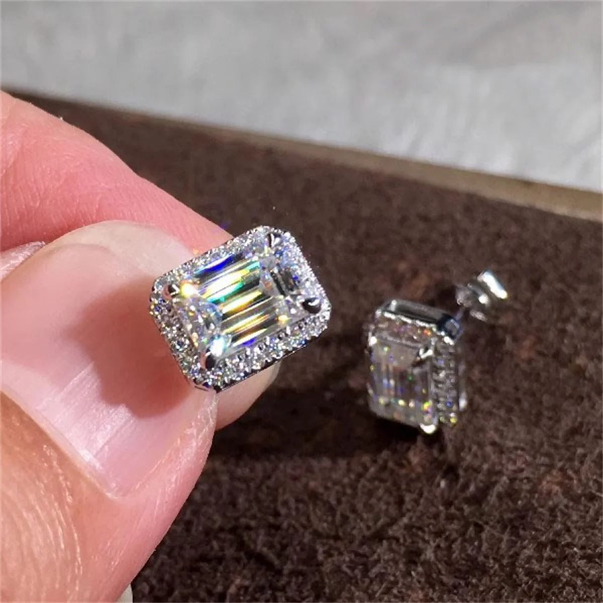 

Пара серебряных сережек 925 пробы геометрической формы для женщин, подходящих для различных случаев повседневной жизни.