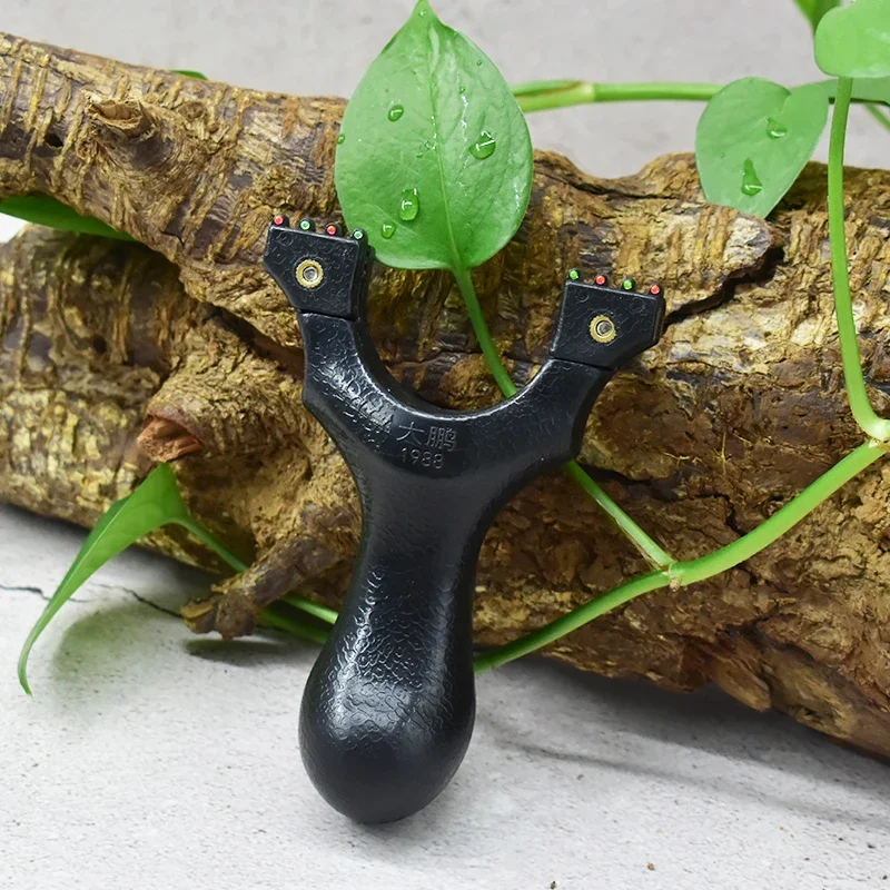 

One-piece Black Resin Slingshot High-strength Durable Sling Non-slip Design Field Portable Slingshot Outdoor Shooting