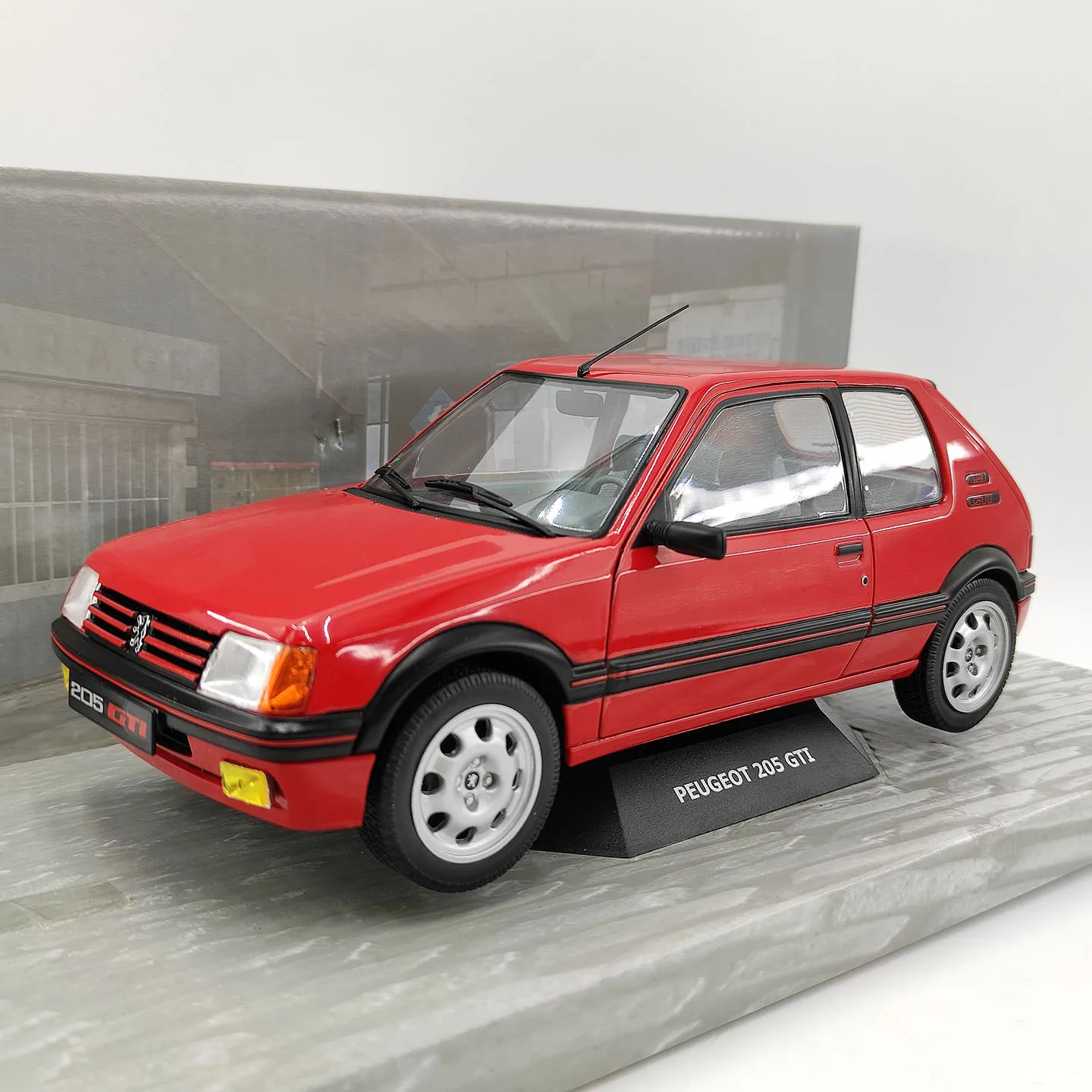 Diecast SOLIDO S 1:18 Scale Peugeot 205 GTI Red Two-Door Alloy Car Model