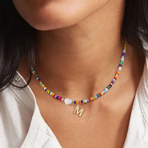 Colares letra inicial frisada colorida para meninas e mulheres, gargantilha artesanal de miçangas, colar boêmio, presente da jóia, atacado, novo, 2024