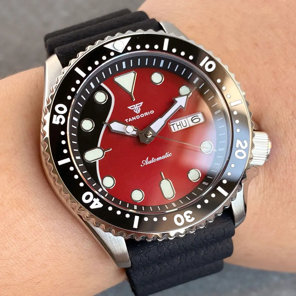 

Tandorio Design Red Dial Lume NH36 Mechanical Swim Watch For Men SKX Model Date Weekday Display 3.8 Crown 200M Waterproof 41mm