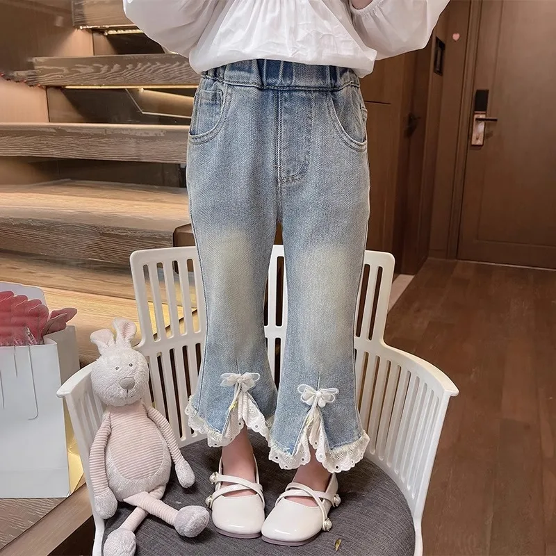 

Джинсы Ins для девочек от 2 до 8 лет, новые осенние расклешенные брюки для маленьких девочек, повседневные брюки со средней талией и бантом для маленьких девочек