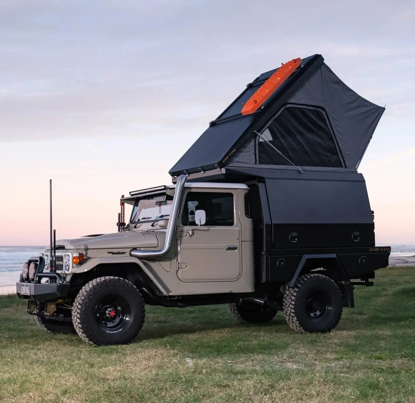 Wholesale Overland Camping Triangle Car Rooftop Tent Hard Clamshell Black Gray Aluminum 4 Person Hard Shell Roof Top Tent