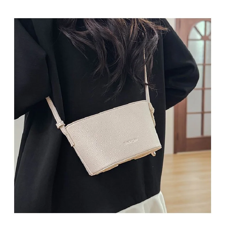 Elegante Tragetaschen für Damen von Luxusmarke, Echtlederkonstruktion, geräumig und leicht, perfekt für