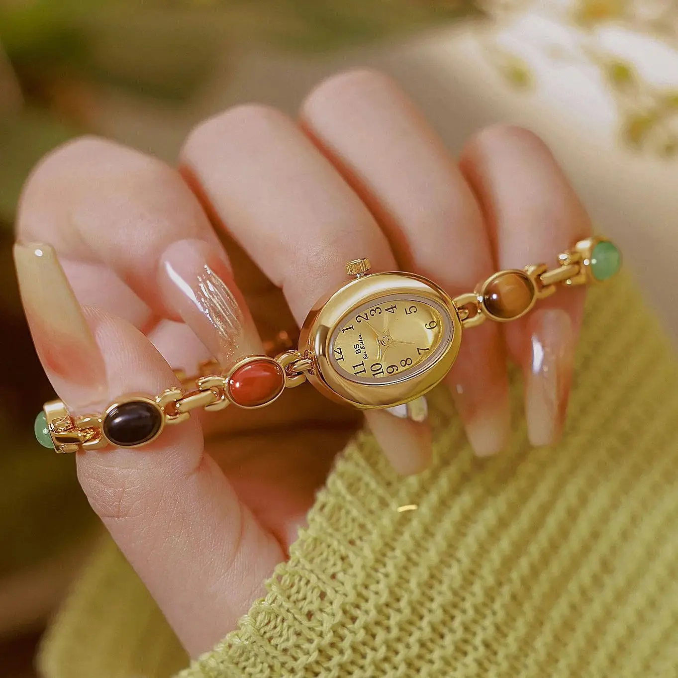 

Retro Women's Watch Elegant Gold-Tone Watches Color Gemstone Accents Oval Small Dial Quartz Movement Women's Wristwatch Gift