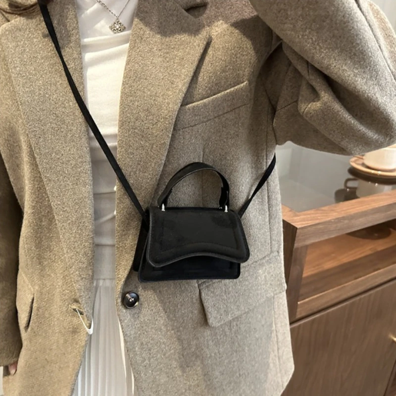 حقيبة كروس صغيرة عصرية للنساء حقيبة كتف نسائية عالية الجودة بلون سادة حقيبة يد كاجوال بسيطة لخريف وشتاء جديد