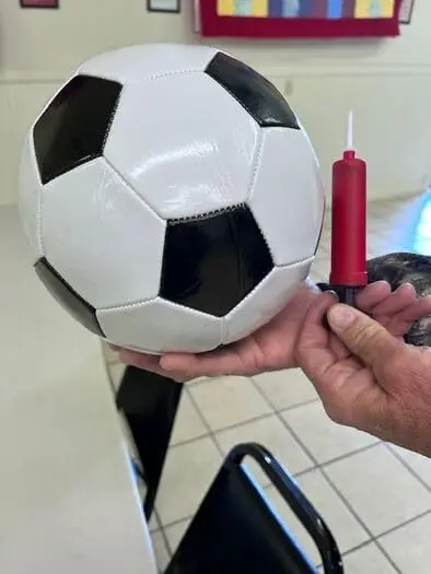 Pacote com 25 bolas de futebol, tamanho oficial 5, com 25 conjuntos de bombas para doação de caridade de Natal