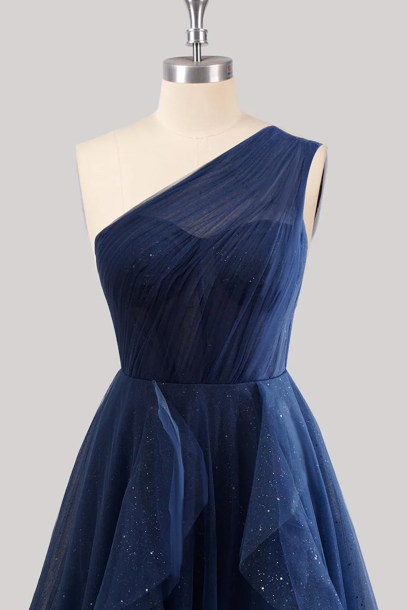 Maßgeschneidertes glitzerndes, marineblaues langes Ballkleid aus Tüll mit einer Schulter, elegantes Party-Abendkleid für Damen
