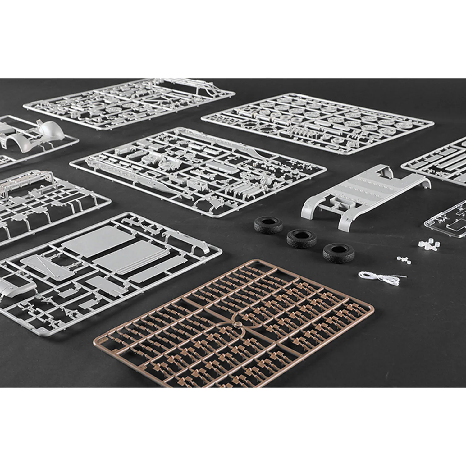 

1/35 Kit Trumpeter 09575 Schwerer Zugkraftwagen 18 t Sd.Kfz.9 Artillery Version Half-Tracked Tractor Plastic Static DIY Model
