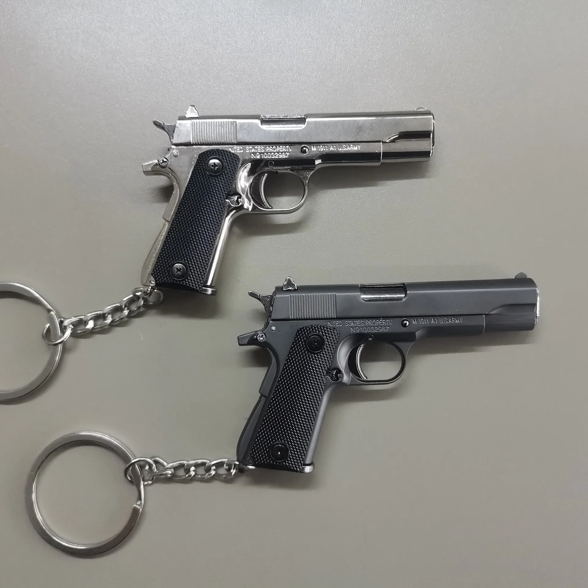 1:3 Full Alloy M1911 Pistol Shell Eject Mini Toy Gun Model Detachable Keychain Fake Gun for Boy Collection Adults Gift