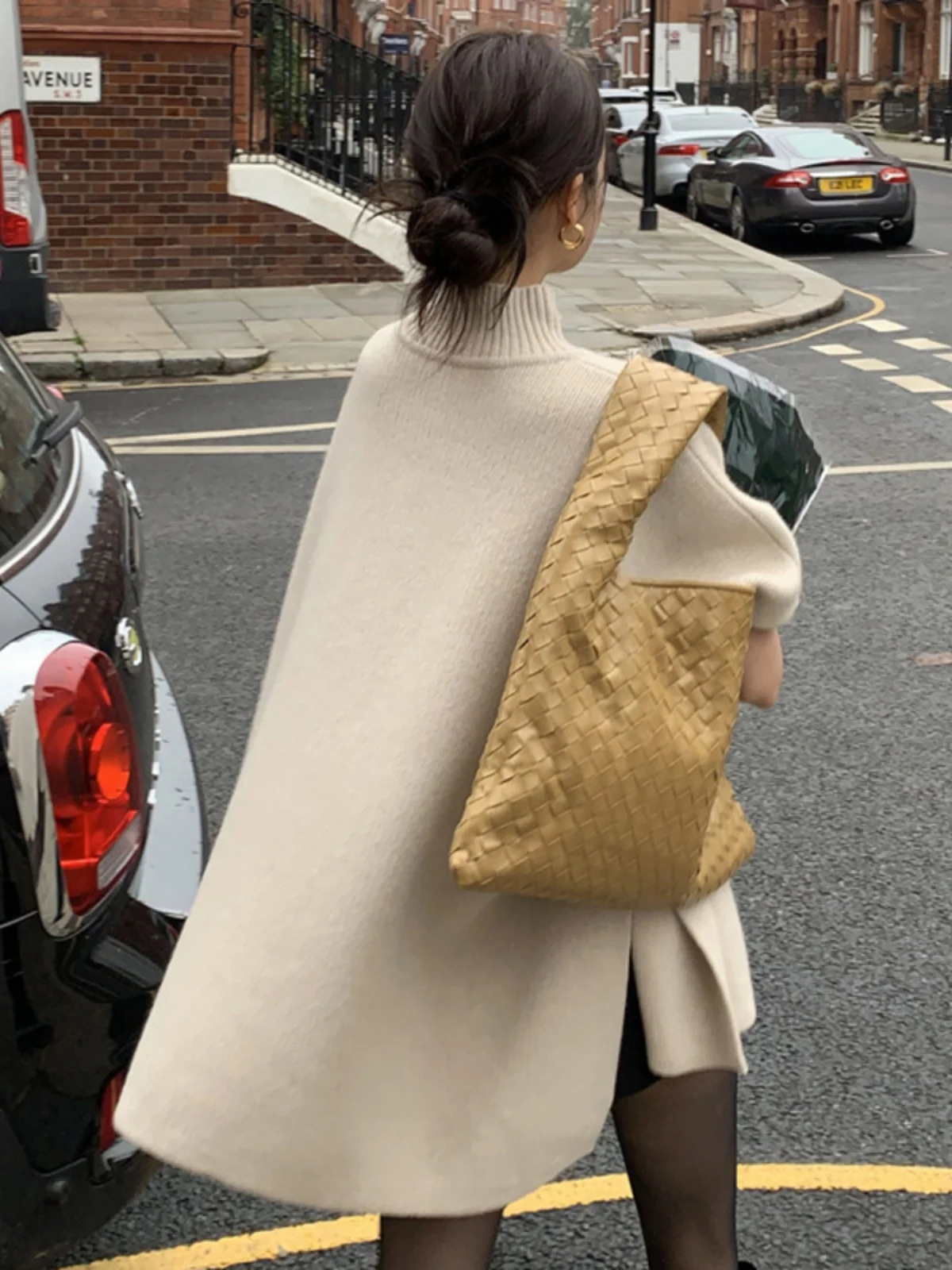 ファッショナブルなオーバーサイズニットウェア女性のショルダーショールハーフハイカラー冬暖かいルーズフィットセータートレンディな通勤スタイル