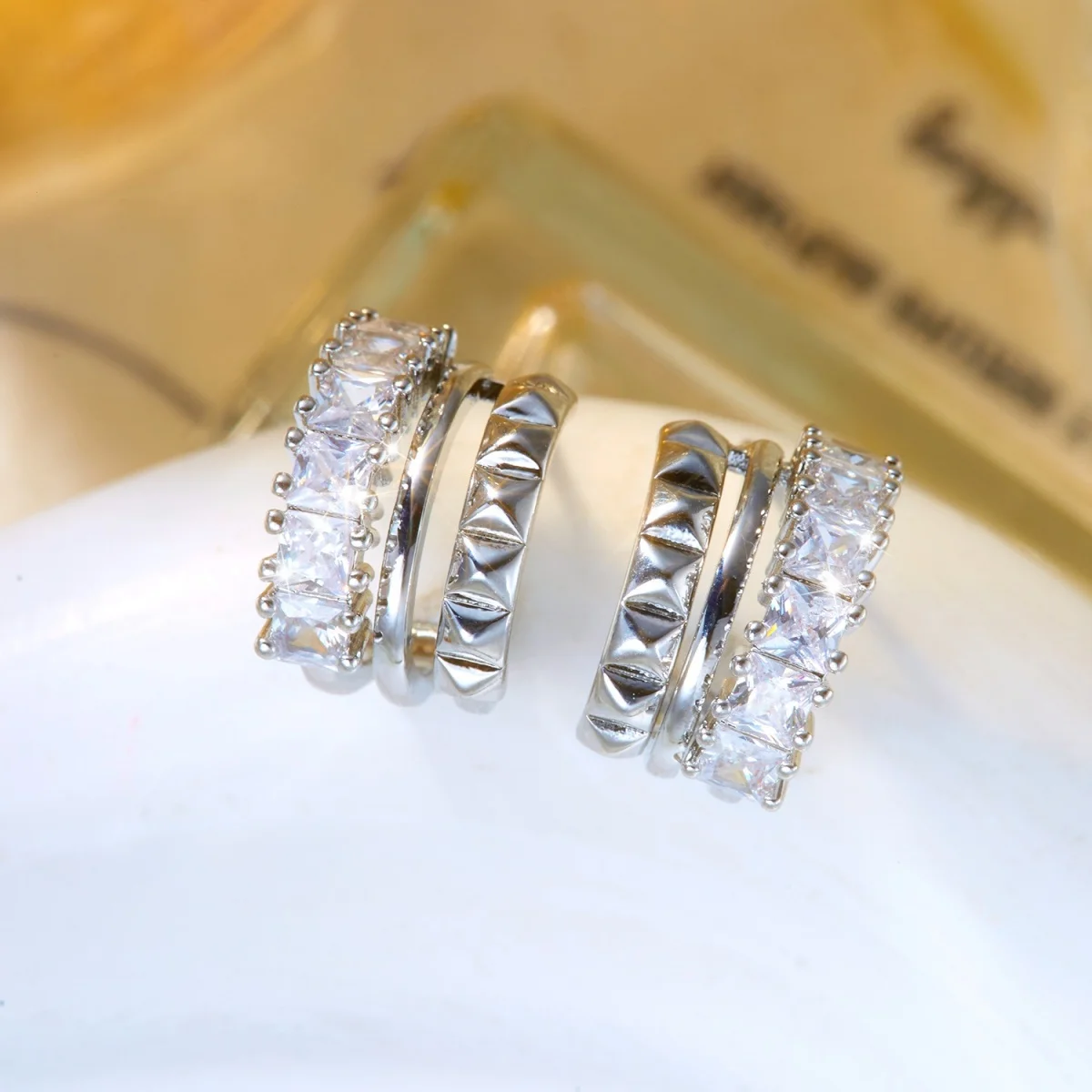Glänzende mehrschichtige C-förmige Ohrstecker mit eingelegtem CZ-Zirkon für Damen und Herren, minimalistische, exquisite geometrische Ohrringe, vielseitiger Schmuck – Detail 19