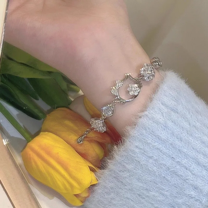 Sweet Cool Cat Head Bracelet Elegant Simple Style Flower Water Diamond Girls Lovely Wristband Perfect Accessory For Anime Fans image 3