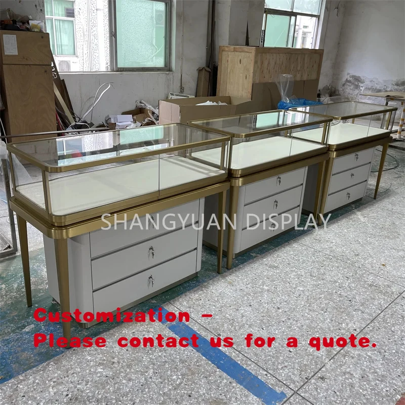 

Элитный витринный шкаф для ювелирных изделий из современного металла и нержавеющей стали, изготовленный на заказ, с изогнутым стеклом.