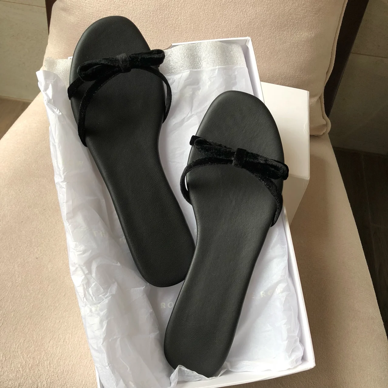 

New Round Head Flat Suede Bow Black Slippers Sandals