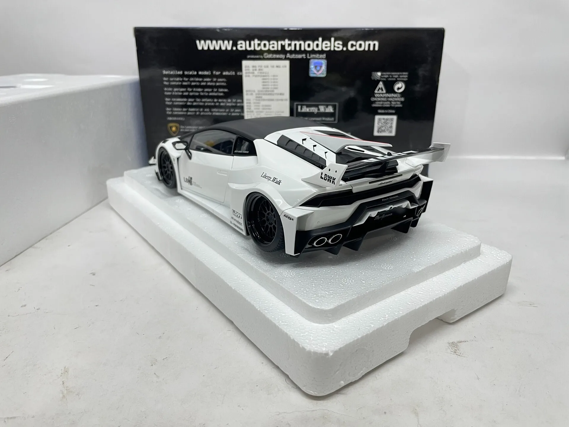 Autoart 1:18 Huracan LB Wit Simulatie Limited Edition Alle Open Legering Metaal Statisch Automodel Speelgoed Cadeau