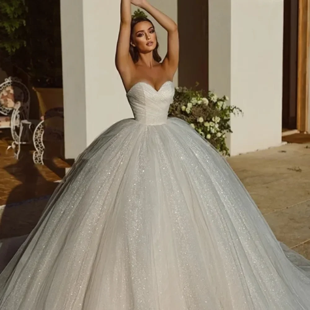 

Chic Strapless Sequined Wedding Dresses Fashion Sleeveless Draped Sweep Train Pleat Ball Gowns Elegant White Bride Dresses