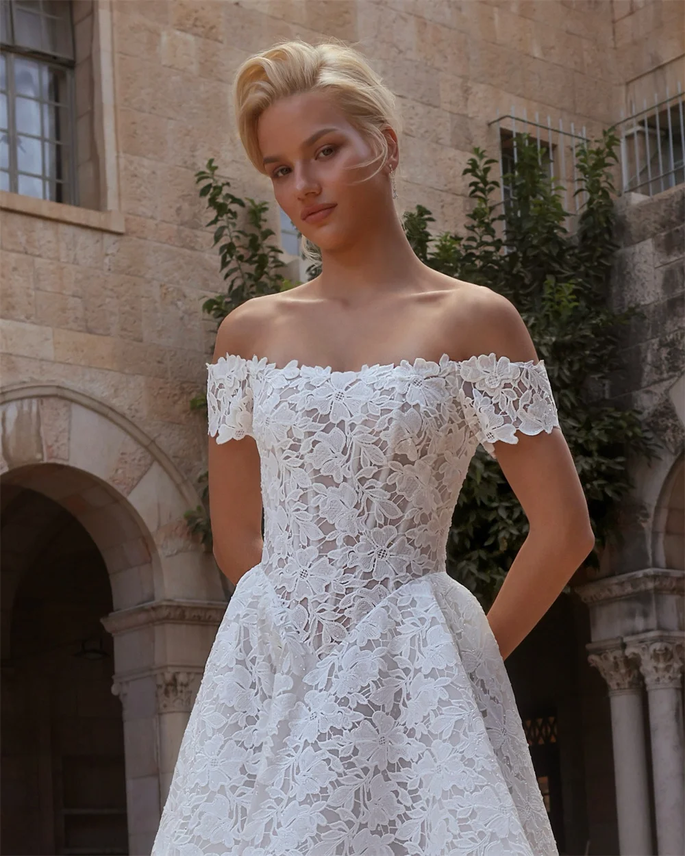 طوكيو مخصص أنيقة قبالة الكتف فساتين الزفاف قصيرة الأكمام عودة البريدي أثواب الزفاف زهرة بيضاء قطار المحكمة أثواب الزفاف