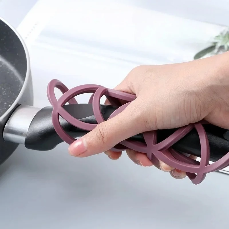 

Heat Insulation Pads Flower Shaped Hollowed Out High Temperature Resistant Coasters Bowl Mats TPR Material Kitchen Accessories