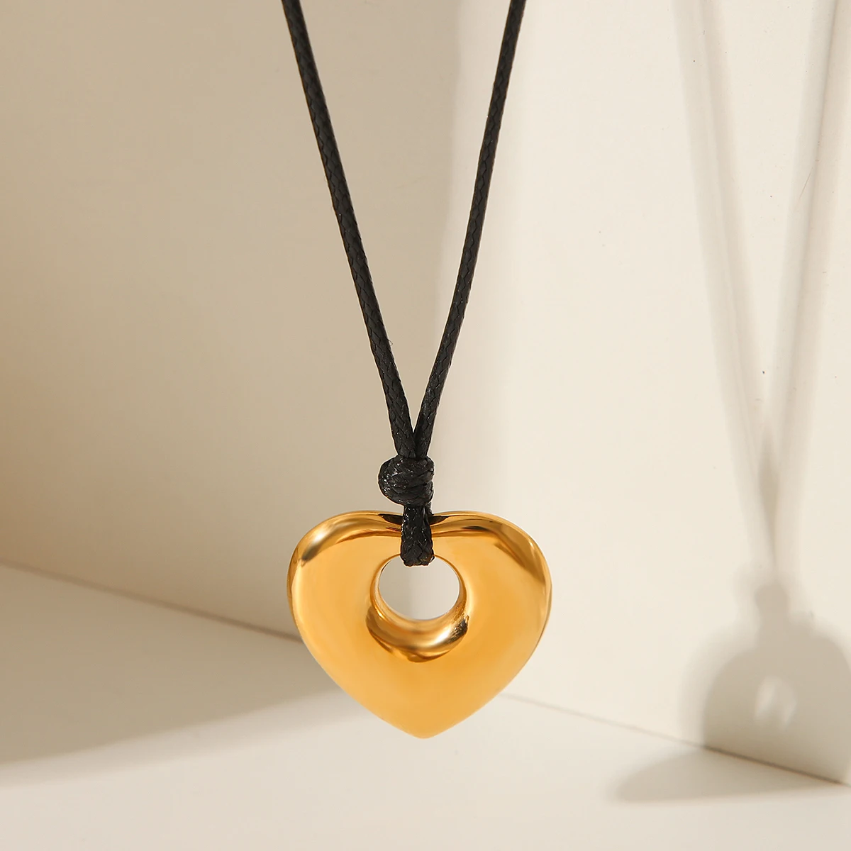 

Fashion Trend 18k Gold Color Plated Stainless Steel Oversized Hammer Pattern Pendant Black Wax Rope Necklace Women's Accessories