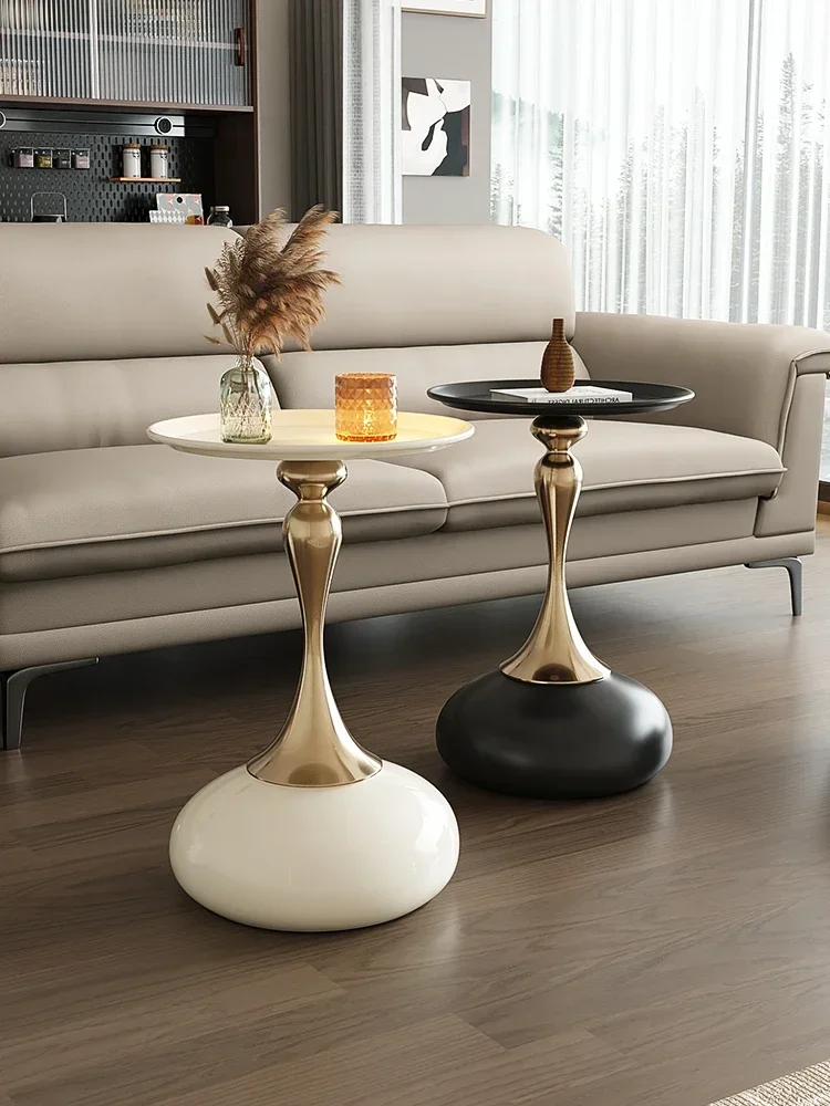 American sofa, several living rooms, cabinets, high sense of luxury, side tables, small coffee tables, small round tables.