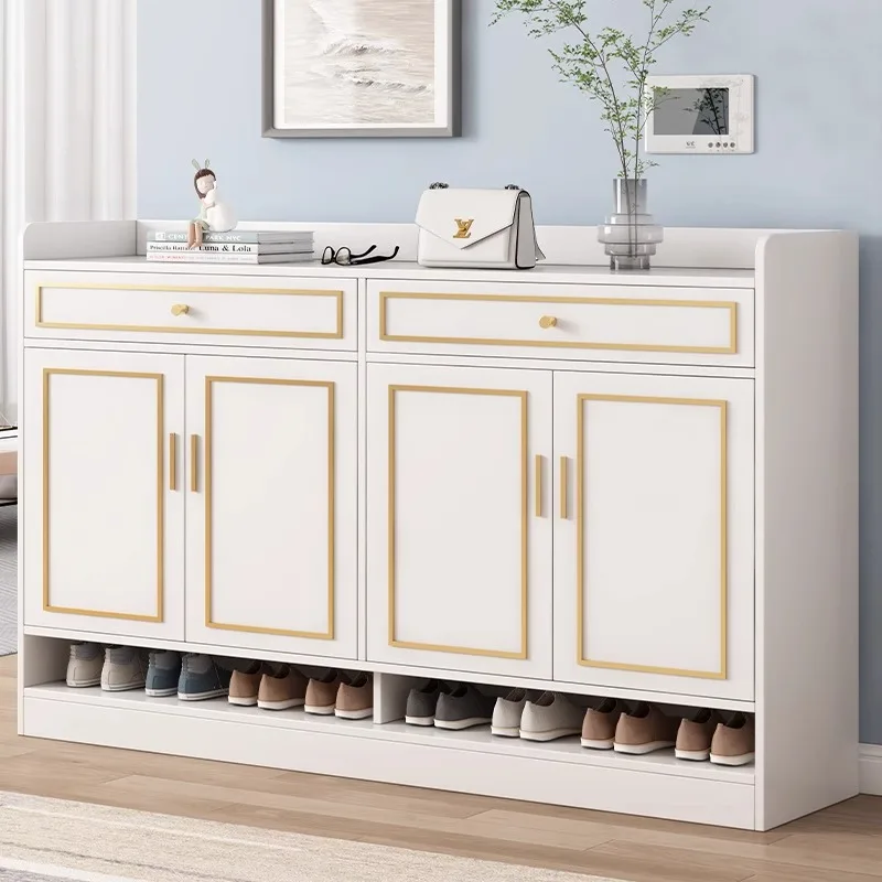 The entrance of the shoe cabinet is against the wall, with multiple layers of dust and dust covers forming a simple shoe rack.