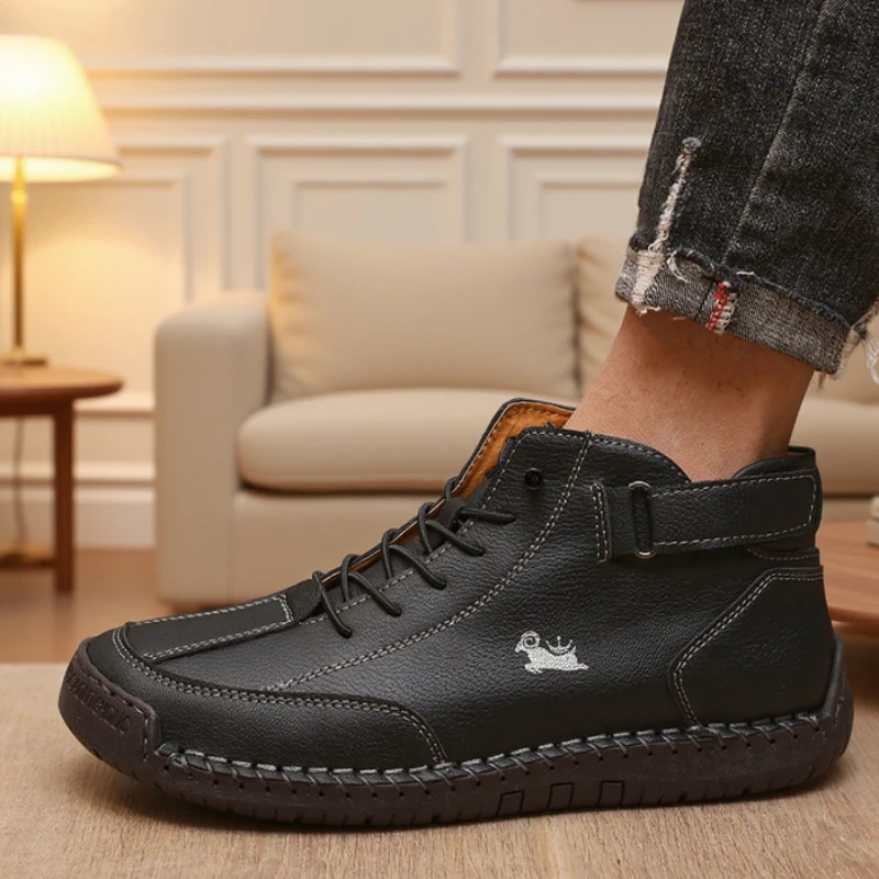 Scarpe da uomo in pelle fatte a mano Moda casual Marchio di lusso Scarpe mocassini morbidi Classiche stivali nudi da uomo antiscivolo Sneakers da uomo
