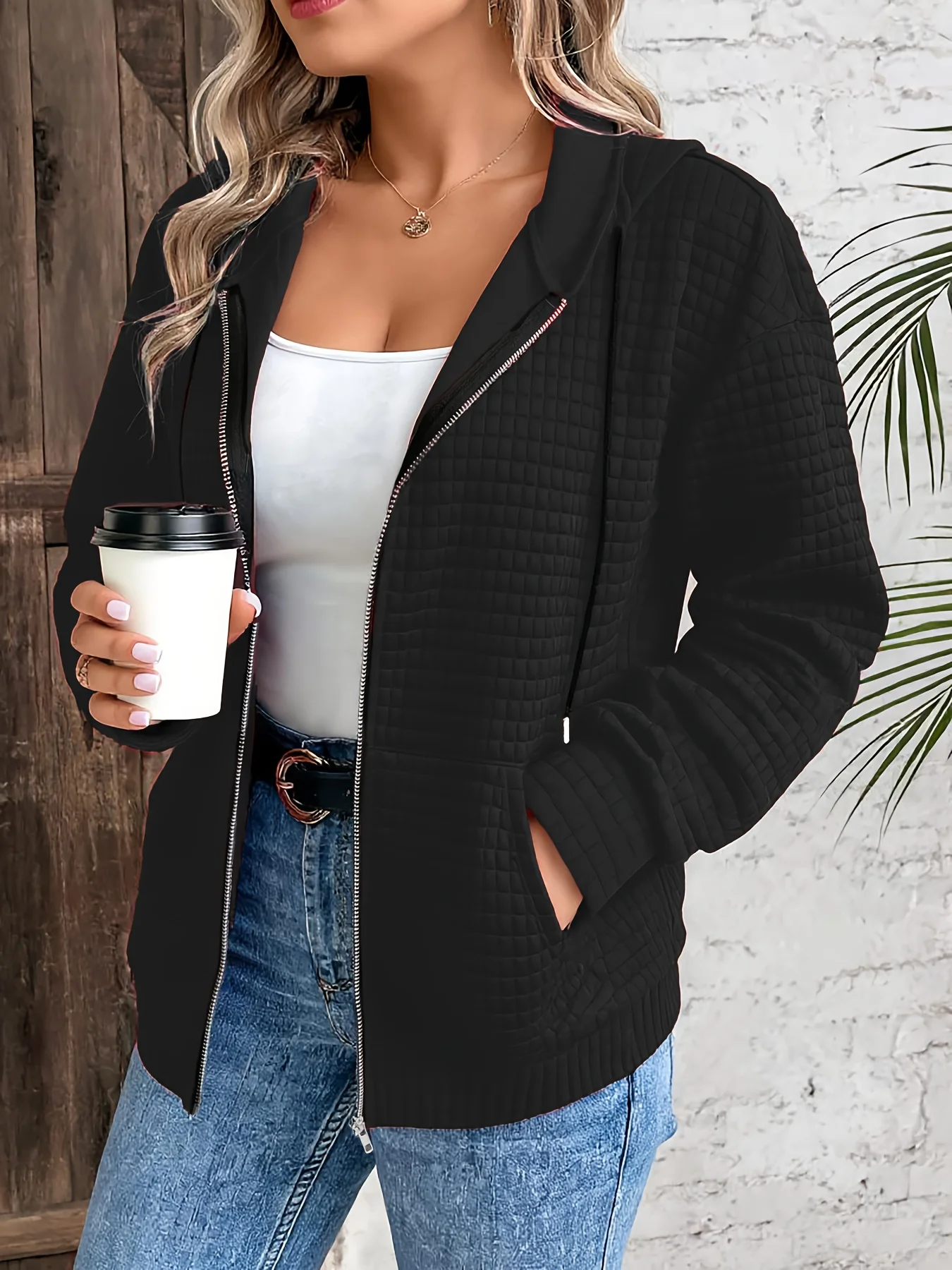 Stilvoller, gesteppter Kapuzenpullover mit Reißverschluss für Damen in großen Größen für mühelosen Alltagsstil. – Detail 3