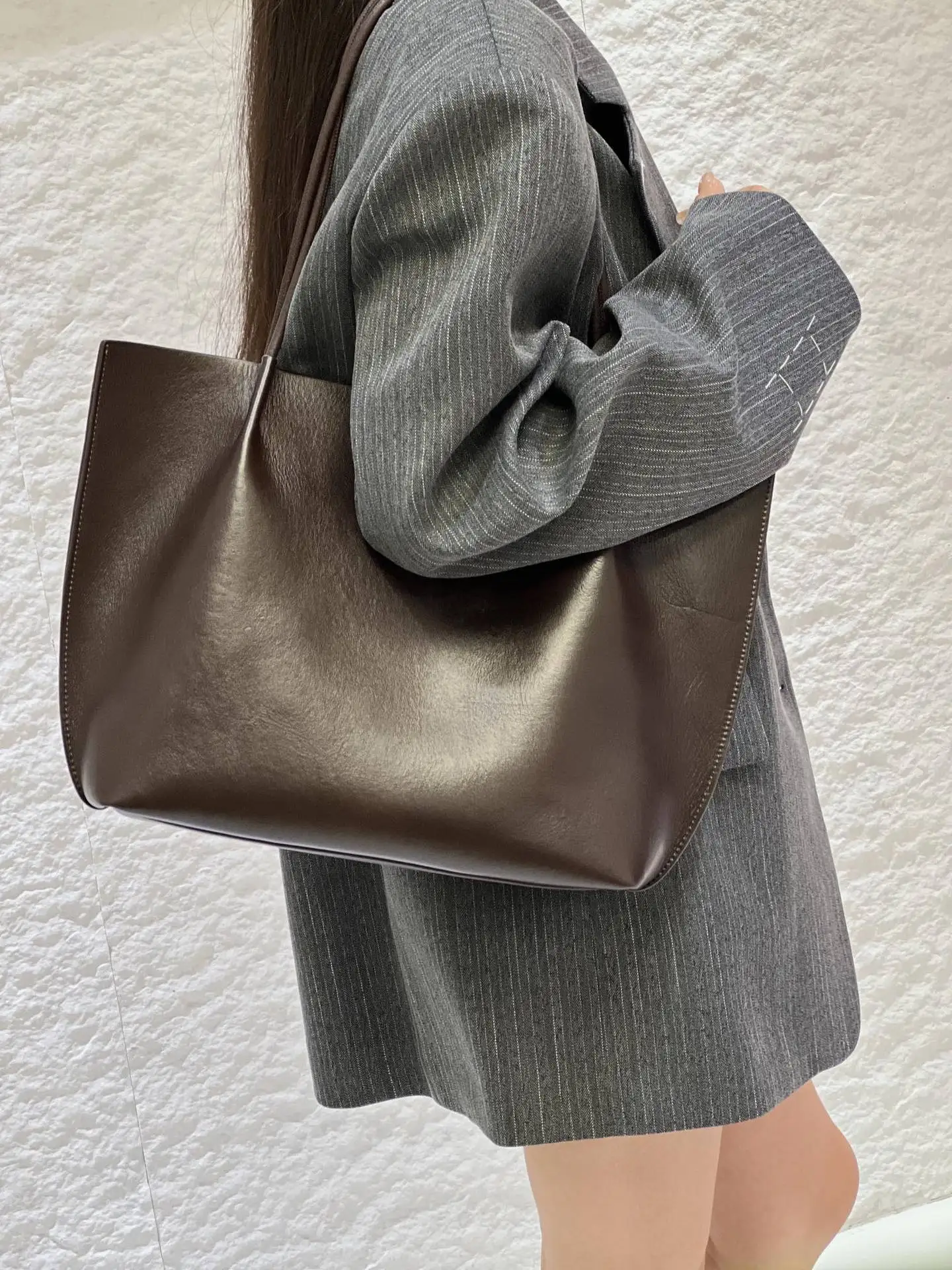 الحقيبة اليومية النهائية. سخية ومتعددة الاستخدامات ومصنوعة من الجلد الناعم والمتين. #2