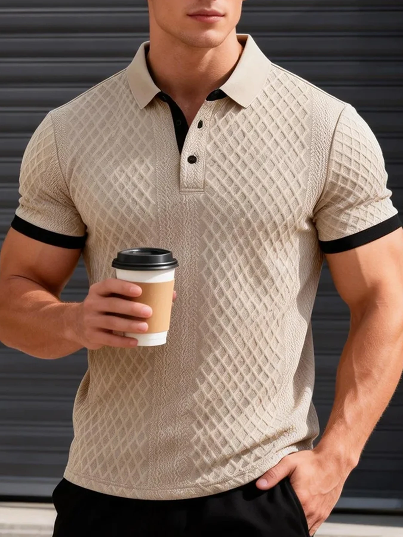 Herren Polo-Shirt in Hellaprikose mit Diamant-Jacquardmuster, Kurzarm, Kontrastierenden Schwarzen Bündchen und Umlegekragen, Lässiges Herren-Polo-T-Shirt im Reifen-Stil – Detail 3