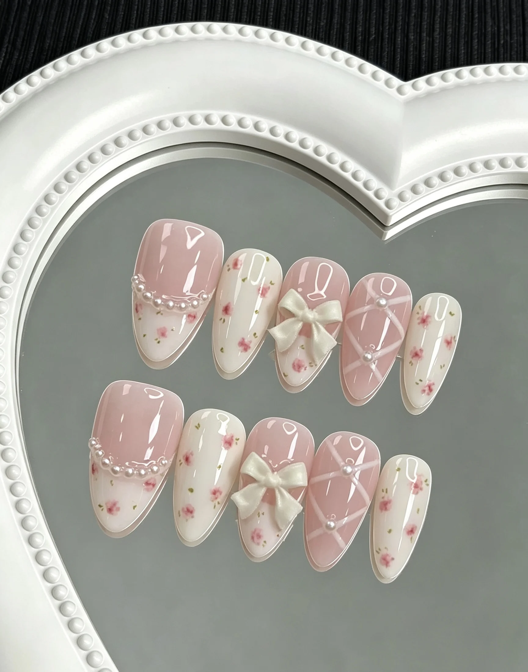 10-teiliges Set sanfter, floraler Ballett-Schleifen-Kunstnägel in mittlerer Länge, mandelförmig, zum Aufkleben, weich und elegant, mit reichen Details und auffälligem Design. – Detail 1