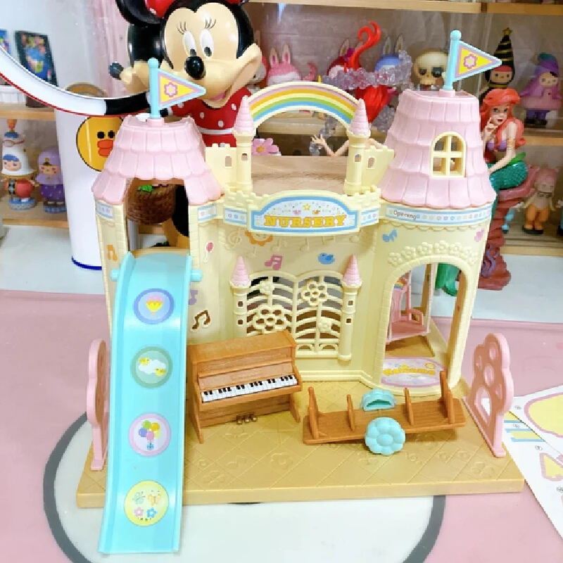Sylvanian Families Rainbow Castle Kindergarten Set Baby Castle Nursery Action Figure Collezione di giocattoli per bambini Regalo di compleanno per bambini