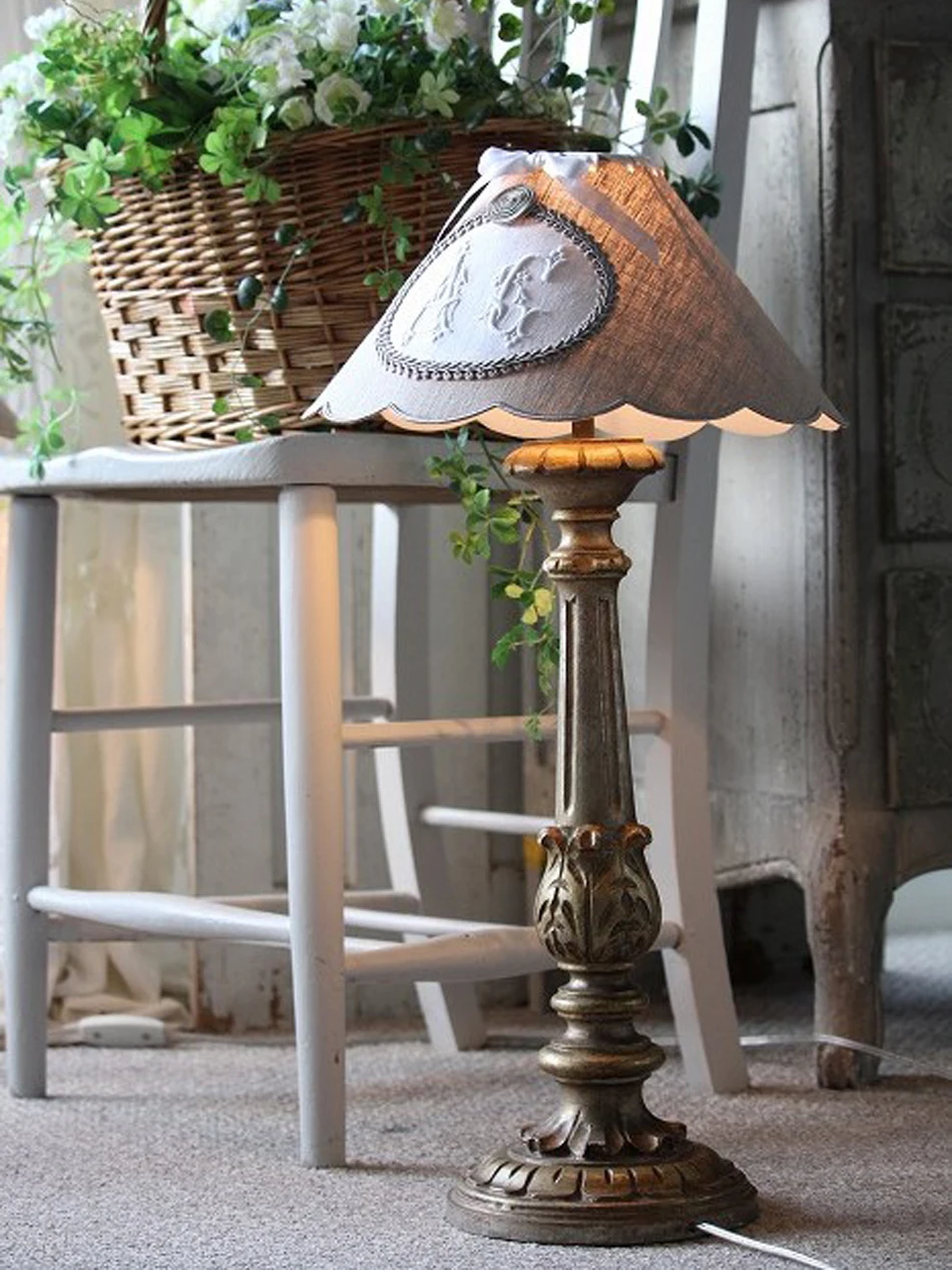 Candeeiro de mesa em bronze com design de tocha