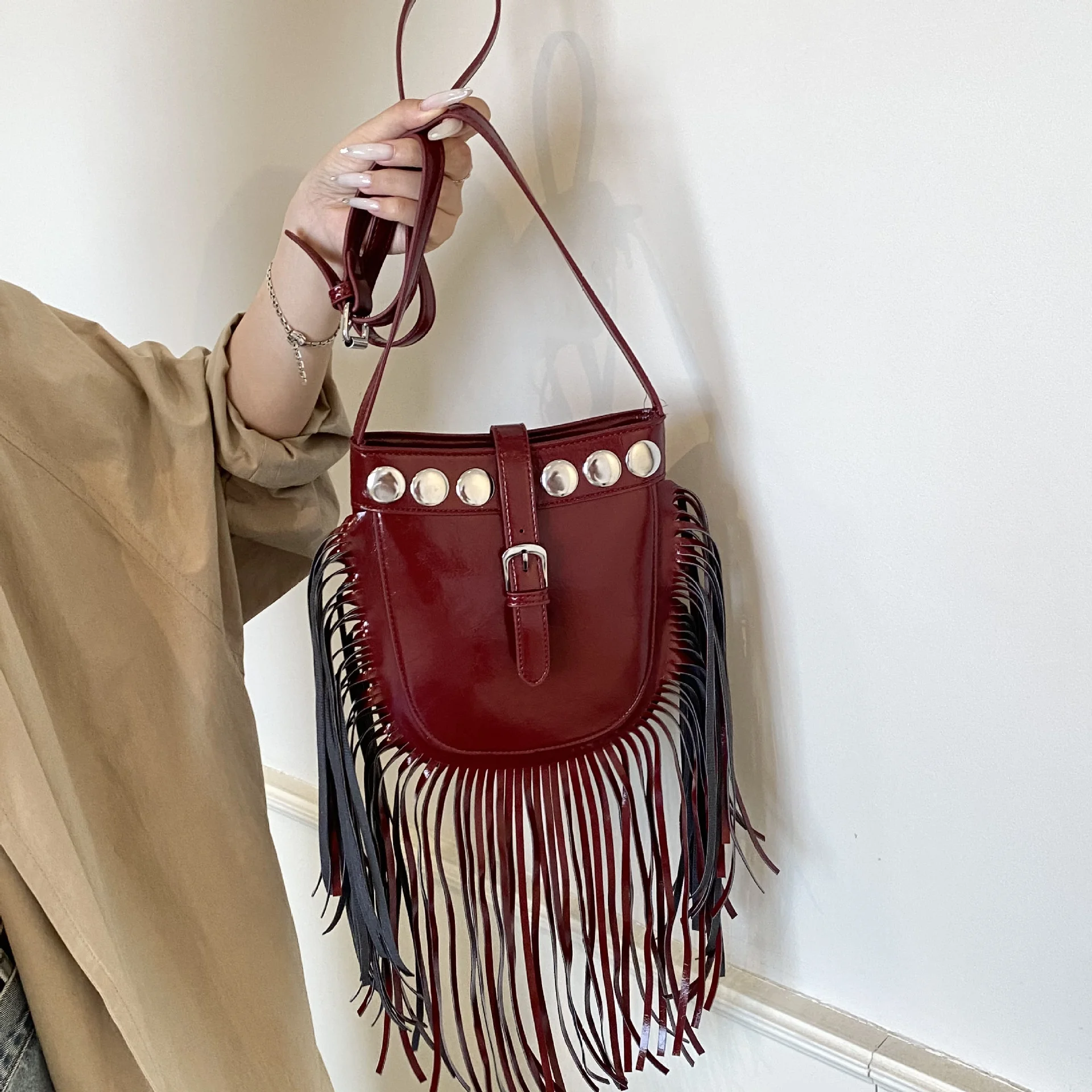 

Сумка с кисточками в европейском стиле, текстурированная модная сумка через плечо из искусственной кожи с заклепками, женская осенняя ретро-богемная сумка через плечо для отпуска